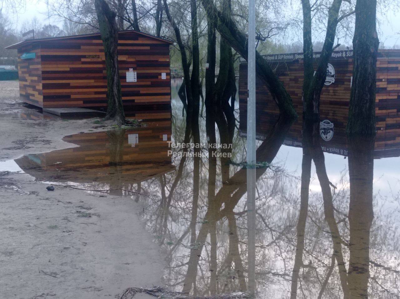 У Києві катастрофічно піднімається вода: Дніпро виходить із берегів (фото)